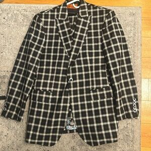 This is a 3 piece statement suit in the size 38R/32.